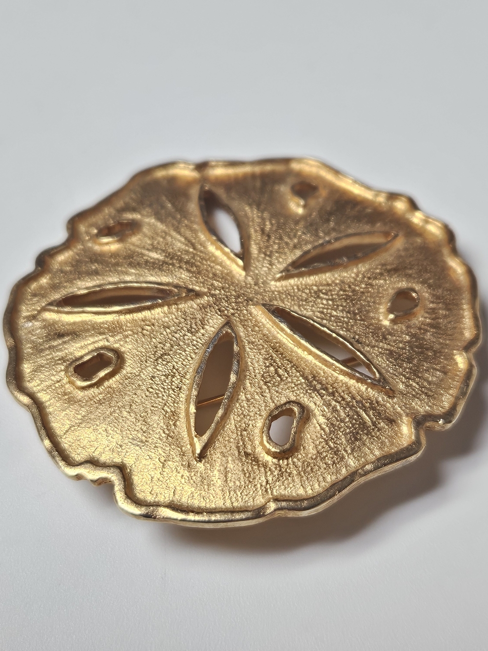 Large Gold Sand Dollar Brooch - Picture 3 of 7